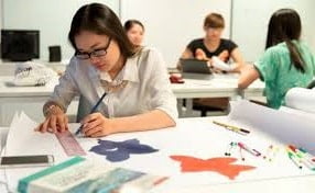 Thầy cô cùng với các bạn sinh viên Học viện Thời Trang Shisha Việt Star LCFS tại nhà máy sản xuất thuốc shisha